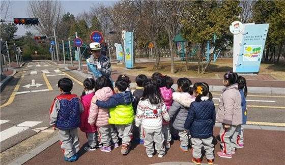 NSP통신-어린이들이 부천원미경찰서 경찰관에게 교육을 받고 있다. (부천도시공사)