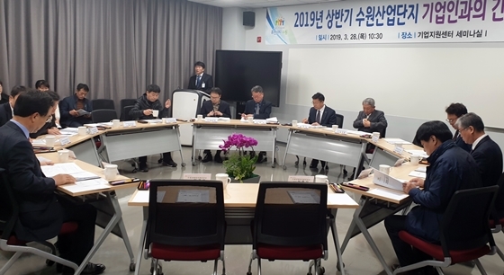 NSP통신-28일 수원시와 산업단지 기업체 관계자들이 고색동 수원기업지원센터 세미나실에서 간담회를 열고 수원산업단지 발전을 위한 방안을 모색하고 있다. (수원시)