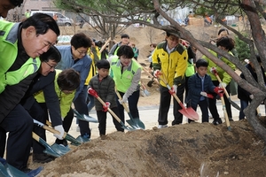 [NSP PHOTO]수원시의회, 제74회 식목일 기념 나무심기 동참