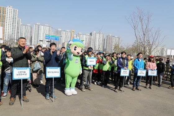 NSP통신-29일 시민과 함께하는 나무심기 행사에 참여한 평택 시민. (평택시)