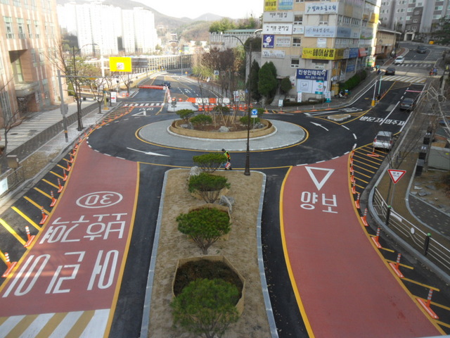 NSP통신-용인시 초원마을 초입에 회전교차로가 설치된 모습. (용인시)