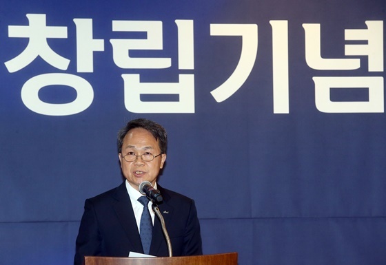 NSP통신-2019년 신한은행 창립기념식에서 진옥동 신한은행장이 기념사를 하고있다. (신한은행)