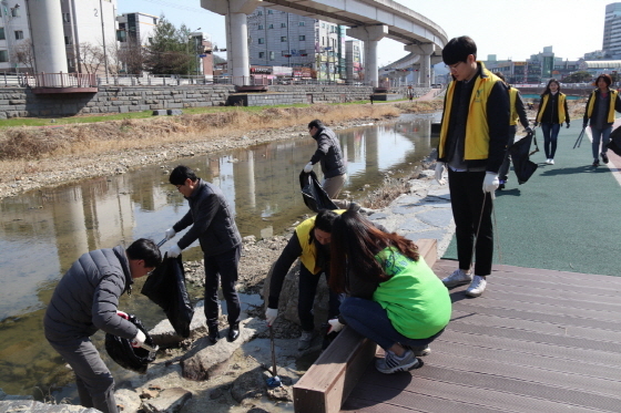 NSP통신-용인도시공사 임직원들이 금학천변, 경안천변에서 쓰레기를 수거하고 있다. (용인시)