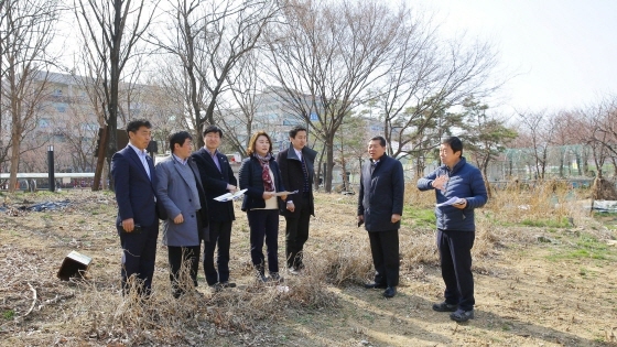 NSP통신-기획행정위원회가 철도유휴부지 활용 도시농업 공간조성 예정지와 농촌체험프로그램 운영 농가 등 2곳을 찾아 현장활동을 하고 있다. (안산시의회)