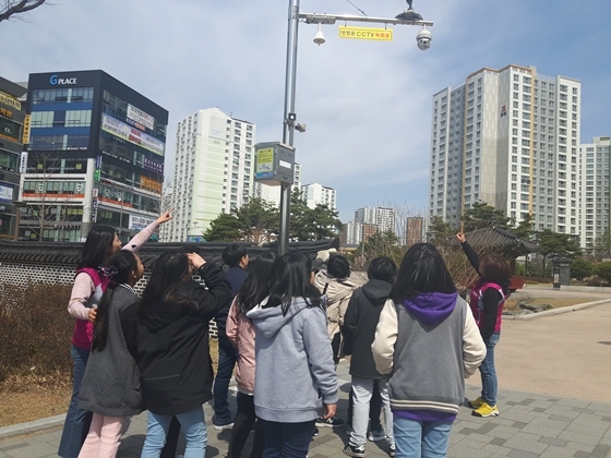 NSP통신-1일 오산시 초등학생들이 스마트시티 탐방학교에 참여하고 있다. (오산시)