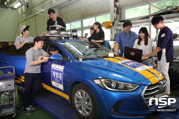 NSP통신-계명대 학생들이 자율주행자동차 시험운행 전 점검을 하고 있다. (계명대학교)
