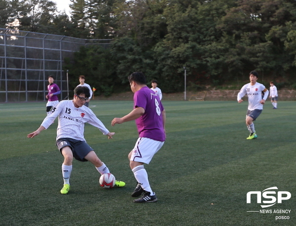 NSP통신-축구동호회 직원들이 축구대회를 하고 있다. (포항제철소)