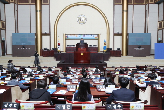 NSP통신-2일 경기도의회 본회의장에서 송한준 경기도의장이 청소년 의회교실 체험으로 경기도의회를 방문한 안산 시곡중학교 학생들에게 인사말을 하고 있다. (경기도의회)