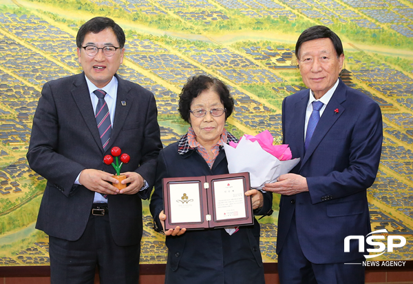 NSP통신-주낙영 경주시장이 지난 2일 시청 대외협력실에서 김정자 씨에게 경주시 19호 아너소사이어티 회원가입 기념 감사패를 전달하고 있다. (경주시)