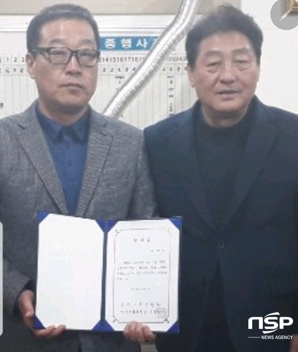 NSP통신-이동협 선건관리위장(오른쪽)이 지난 2일 유병일 신임회장(왼쪽)에게 당선증을 전달하고 있다. (경주시)