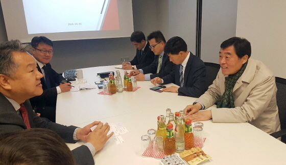 NSP통신-윤화섭 안산시장(오른쪽 첫번째)이 아헨시 소재 기업 센트랄을 방문해 이상목 센트랄CTO와 의견을 교환하고 있다. (안산시)