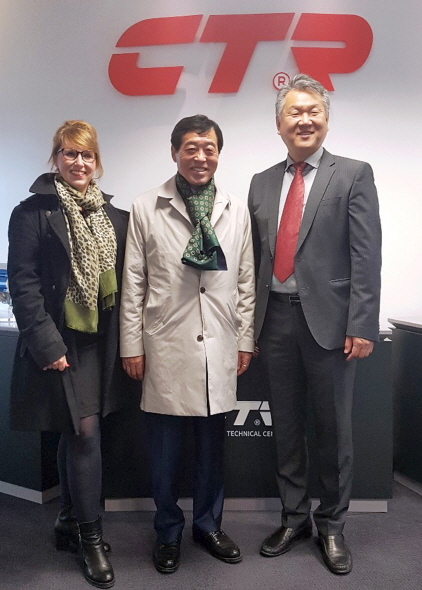 NSP통신-윤화섭 안산시장(가운데)이 아헨시 관계자, 이상목 센트랄CTO와 기념촬영을 하고 있다. (안산시)