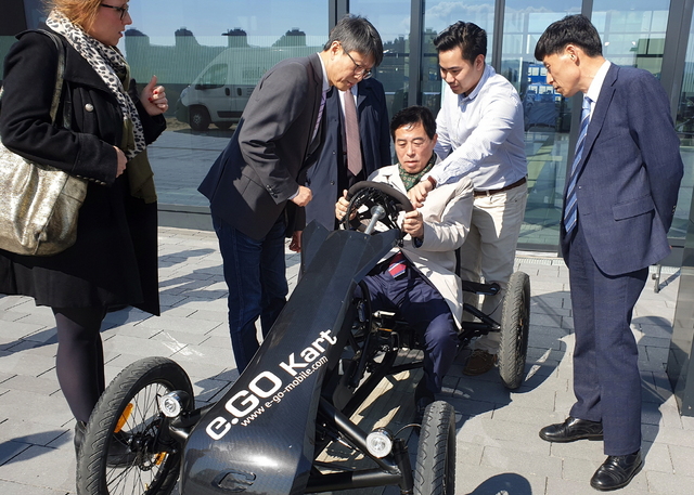 NSP통신-윤화섭 안산시장이 독일 스마트기업 이고를 방문해 전기자전거를 시승하고 있다. (안산시)
