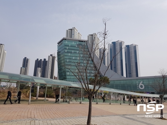 NSP통신-고양 킨텍스 전시장에서 바라본 인근 업무시설지원단지에 초고층 아파트들이 들어서 있다 (강은태 기자)