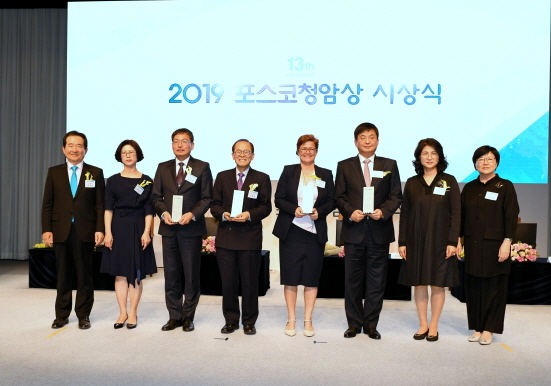 NSP통신-왼쪽부터 정세균 국회의원(전 국회의장), 천정희 서울대 교수 부부, 이흥훈 여명학교 교장, 클라우디아 터너(Claudia Turner) 앙코르어린이병원 CEO, 임태원 현대자동차 미래혁신기술센터장 부부, 김선욱 포스코청암재단 이사장