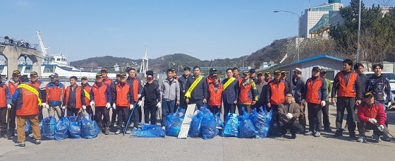 NSP통신-▲보령시가 깨끗한 바다 만들기 결의대회 및 항포구 환경정화활동을 펼쳤다. (보령시)