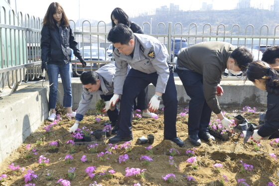 NSP통신-4일 시흥경찰서 전 직원들이 식목행사 및 청사 환경정비에 참여하고 있다. (시흥경찰서)