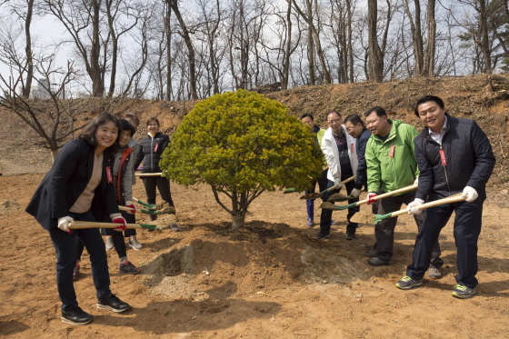 NSP통신-5일 산현공원에서 열린 제74회 식목일 행사에 시흥시의회 의원들이 참여한 가운데 식재를 하고 있다. (시흥시의회)