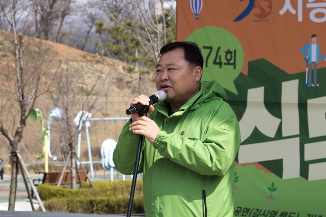 NSP통신-5일 산현공원에서 열린 제74회 식목일 행사에서 김태경 의장이 인사말을 하고 있다. (시흥시의회)