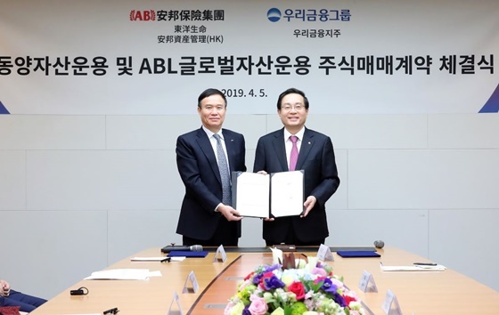 NSP통신-손태승 우리금융지주 회장(오른쪽)과 뤄젠룽 동양생명 사장이 SPA(주식매매계약) 체결 기념사진을 촬영하고 있다. (우리금융지주)