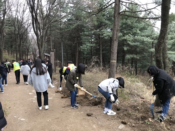 NSP통신-6일 세마대 삼림욕장에서 열린 오산시 탄소중립을 위한 나무심기 행사에 참여한 시민들이 나무를 심고 있다. (오산시)