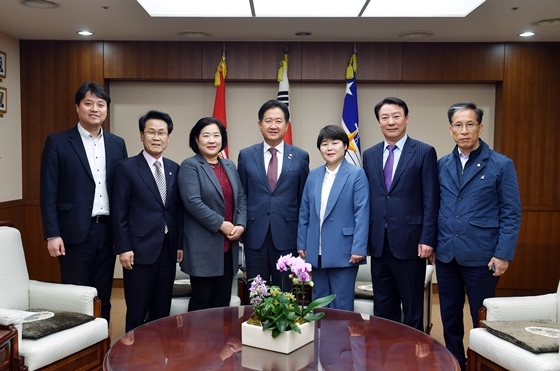 NSP통신-8일 조명자 회장(오른쪽 세번째부터)을 비롯한 군지련 관계자들과 서주석 국방부 차관이 간담회를 마치고 기념촬영을 하고 있다. (수원시의회)