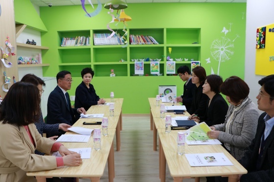 NSP통신-4일 윤창하 경기도교육청 부교육감이 시흥시 아이누리 돌봄 센터를 방문해 돌봄 시설 관람 및 프로그램 운영 현황을 참관하고 있다. (시흥시)