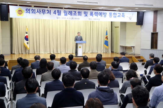 NSP통신-9일 경기도의회 대회의실에서 열린 의회사무처 4월 월례조회에서 송한준 경기도의장이 인사말을 하고 있다. (경기도의회)