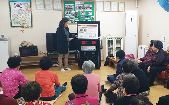 NSP통신-지난 4일 오목천동 청구2차 아파트 경로당에서 진행된 신바람 건강백세교실. (권선구보건소)