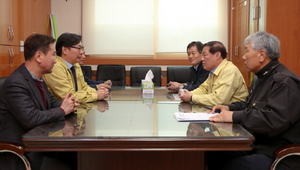 [NSP PHOTO]이화영 경기부지사, 재해구호 성금 1000만원 전달