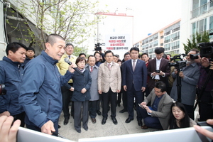 [NSP PHOTO]이강덕 포항시장, 지진현장 찾은 황교안 자유한국당 대표에 후속대책 요청