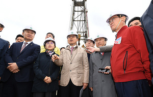 [NSP PHOTO]이철우 도지사, 포항 찾은 황교안 자유한국당 대표에게 지진특별법 통과 협력 당부