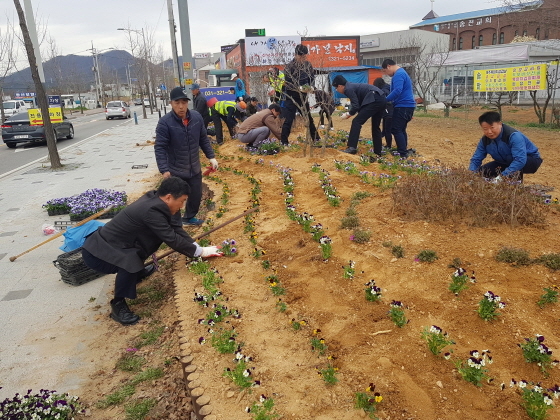 NSP통신-용인시 이동읍 직원들이 도로변 유휴지에 팬지꽃을 심으며 화단을 조성하고 있다. (용인시)