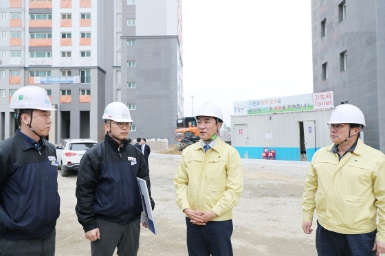 NSP통신-9일 정장선 시장(오른쪽 두번째)이 현장관계자가 참석한 가운데 여름철 자연재난 대비 공사장 현장 점검을 하고 있다. (평택시)