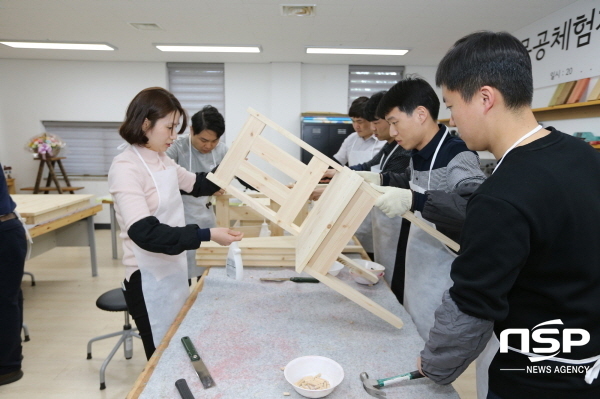 NSP통신-포스코 포항제철소 저근속직원들이 10일 아라예술촌에서 지역 아동센터에 기증 할 식탁과 의자를 손수 제작하고 있다. (포항제철소)