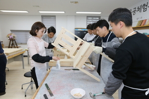 [NSP PHOTO]포스코 포항제철소 직원들, 손수 제작한 식탁과 의자 지역 아동센터에 기증