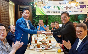 [NSP PHOTO]경북도 해외자문위원협의회, 포항지진 피해성금 전달