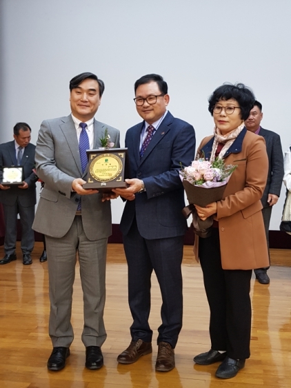 NSP통신-10일 경기도농업기술원에서 경기도전문농업경영인에 선발된 이상흥씨(가운데)가 기념촬영을 하고 있다. (안성시)