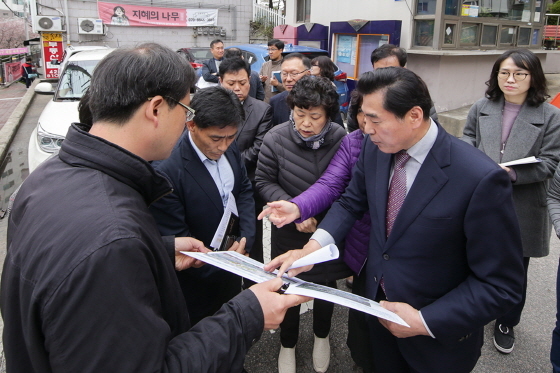 NSP통신-10일 김상돈 의왕시장이 제3차 현장행정의 날을 운영한 가운데 주요 민원 현장을 방문하고 있다. (의왕시)