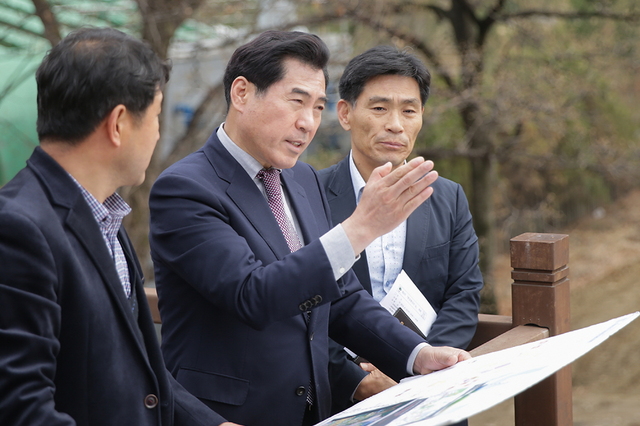 NSP통신-10일 김상돈 의왕시장(가운데)이 제3차 현장행정의 날을 운영한 가운데 주요 민원 현장을 방문하고 있다. (의왕시)