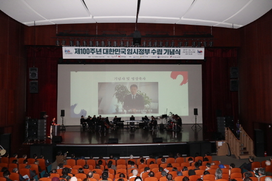 NSP통신-11일 성남시청 온누리홀에서 열린 대한민국 임시정부 수립 100주년 기념행사에서 박문석 시의장이 축사를 하고 있다. (성남시의회)