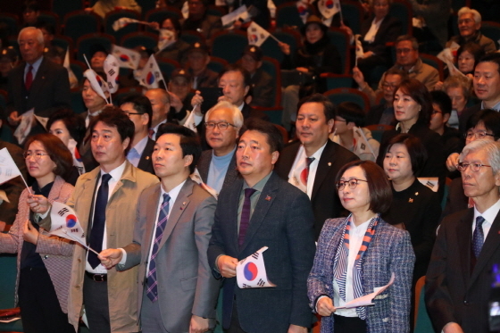 NSP통신-대한민국 임시정부 수립 100주년 기념행사에 참석한 박문석 시의장(앞줄 오른쪽 세번째), 은수미 성남시장(앞줄 오른쪽 두번째)을 비롯한 참석자들 모습. (성남시의회)