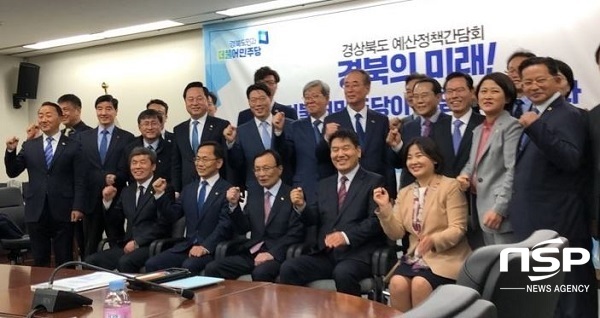 NSP통신-이날 간담회에는 이해찬 당대표를 비롯해 이철우 경북도지사, 국회의원, 지역위원장 등이 참석한 가운데 내년도 지역의 정부예산 확보에 대해 협의했다. (김도성 기자)