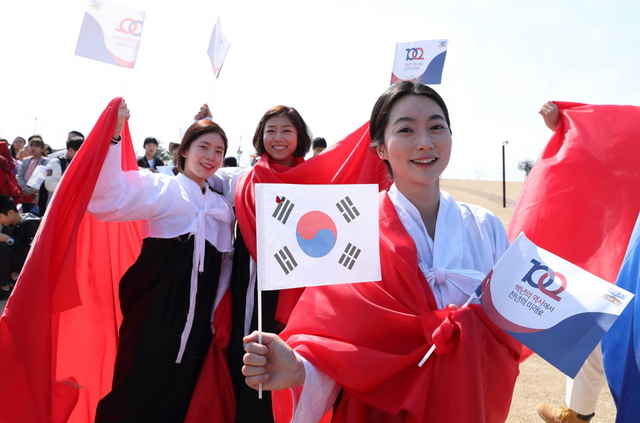 NSP통신-11일 파주 임진각 평화누리 아외공연장에서 경기도 대한민국 임시정부 기념식이 개최됐다. (경기도)