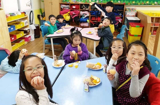 NSP통신-▲서산시가 관내 초등학교 돌봄교실을 이용하는 학생에게 과일간식을 지원한다. (서산시)