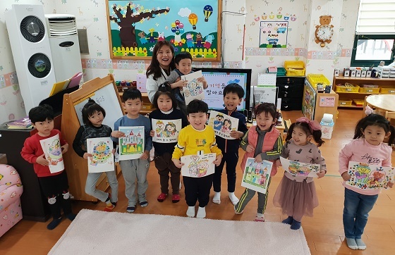 NSP통신-▲논산시가 관내 유치원 및 어린이집 5∼7세 유아를 대상으로 치매인식개선교육을 실시하고 있다. (논산시)