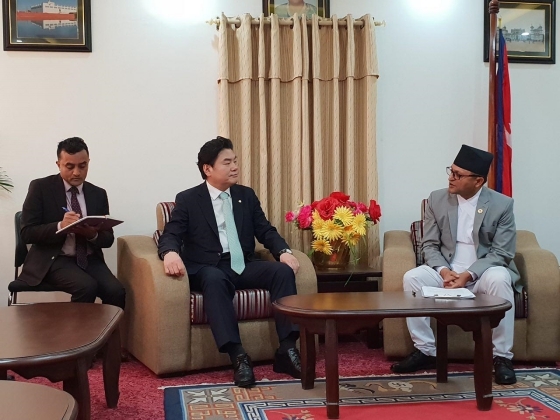 NSP통신-12일 원유철 의원이 네팔 상원의장과 회담을 갖고 양국간 우호증진과 협력방안을 논의하고 있다. (원유철 의원실)