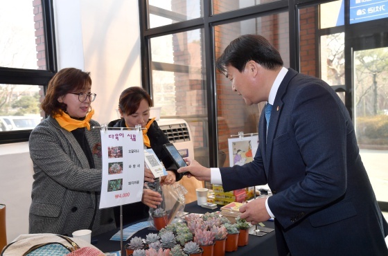 NSP통신-임병택 시흥시장(오른쪽)이 시흥시 지역화폐인 모바일 시루로 결제를 하고 있다. (시흥시)