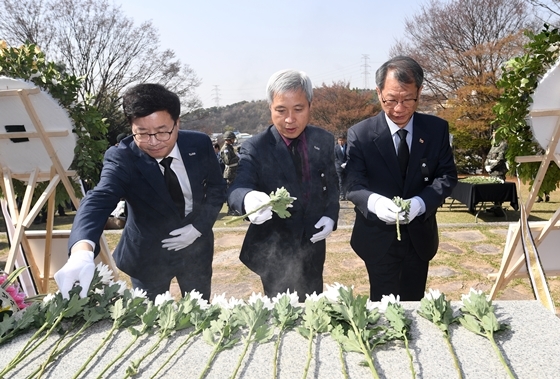 NSP통신-15일 염태영 수원시장(왼쪽), 곽상욱 오산시장(가운데)이 화성시 제암리 3.1운동 순국기념관 내 희생자 합동묘역에서 헌화하고 있다. (오산시)