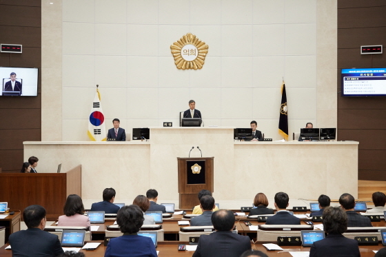 NSP통신-16일 용인시의회 본회의장에서 이건한 시의장이 제233회 임시회를 개회하고 제1차 본회의를 진행하고 있다. (용인시의회)